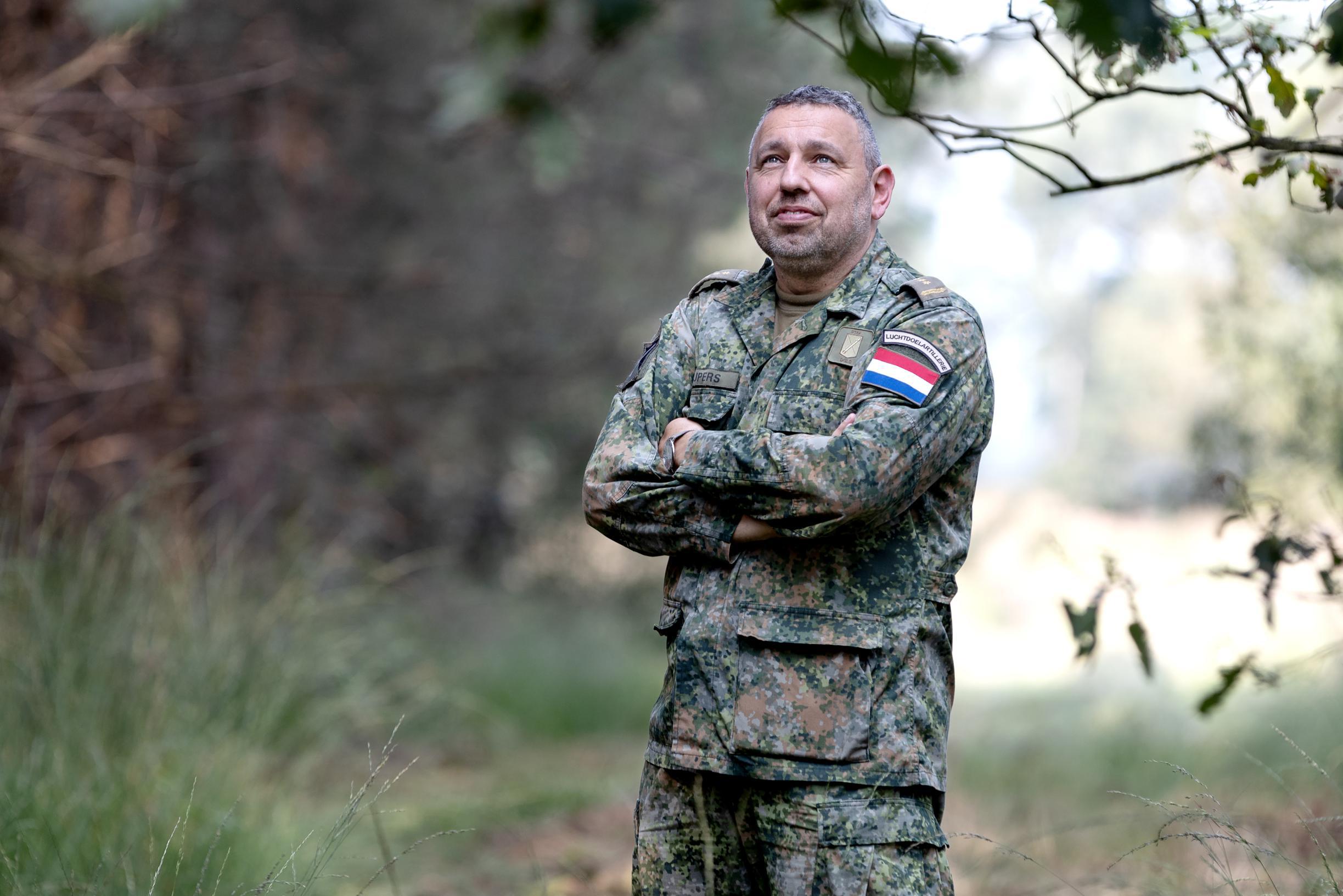 Jos Kuijpers draagt het commando van de kazerne in Vredepeel over en gaat weer in de schoolbankjes z